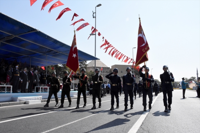 Ugandalı öğrenci 30 Ağustos Zafer Bayramı'nda zeybek oynadı